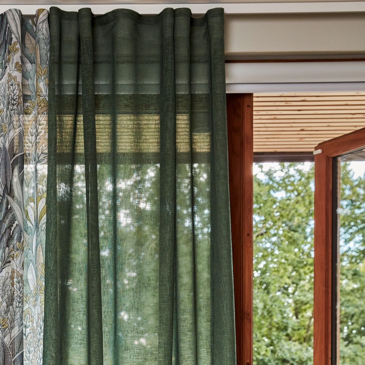 Noble House Mira sivuverhot 2 kpl 130x250 cm tummanvihreä